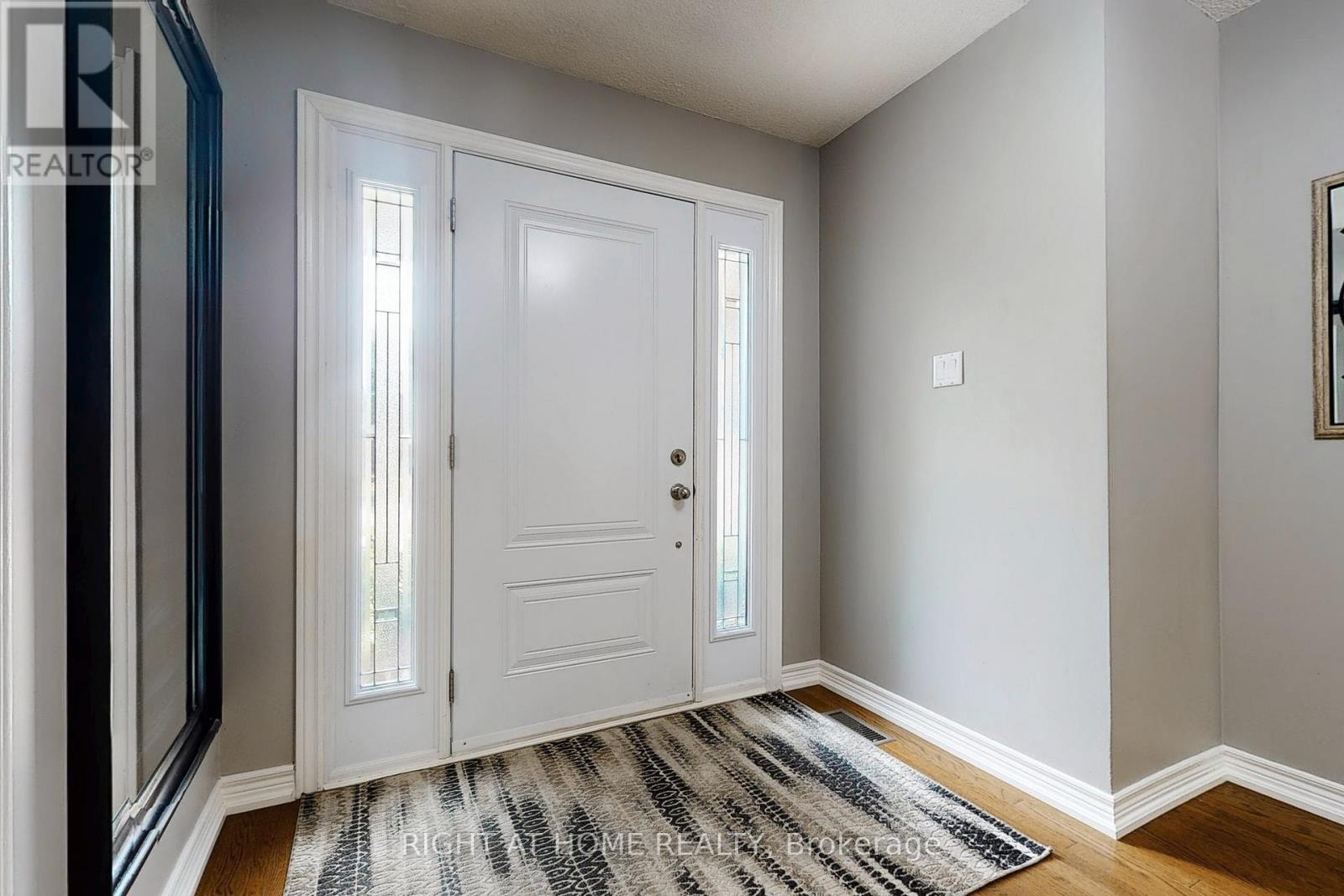 363 Crossland Gate, Newmarket, Ontario  L3X 1B5 - Photo 2 - N12217120