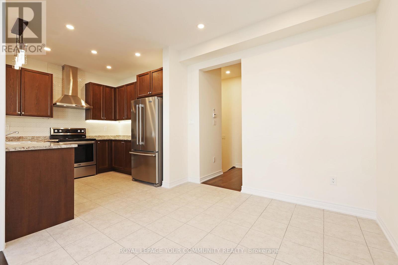 81 Boundary Boulevard, Whitchurch-Stouffville, Ontario  L4A 4W2 - Photo 6 - N12217147