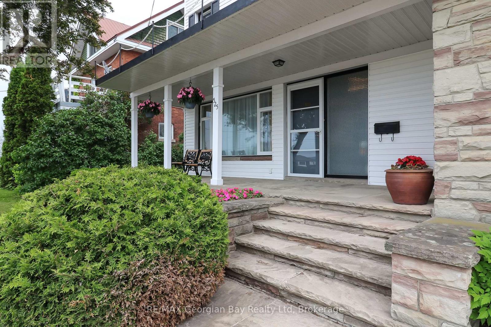 525 Yonge Street, Midland, Ontario  L4R 2T6 - Photo 2 - S12217214