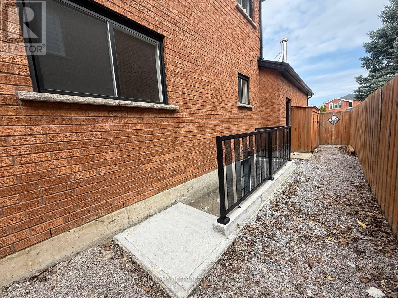 228 Elman Crescent, Newmarket (Bristol-London), Ontario  L3Y 7X3 - Photo 3 - N12095811