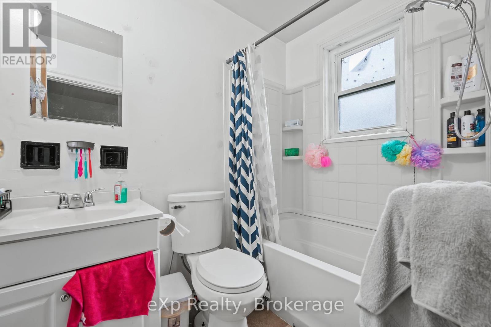 138 Chatham Street, Brantford, Ontario  N3S 4G4 - Photo 13 - X12217248