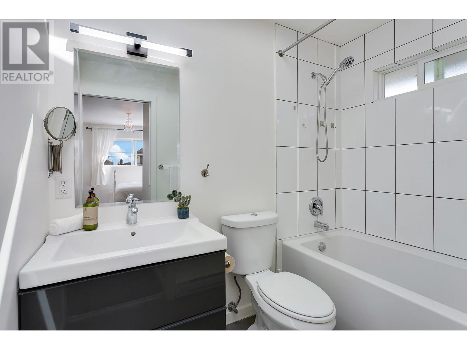 329 E 19th Street, North Vancouver, British Columbia  V7L 2Z4 - Photo 38 - R2992831