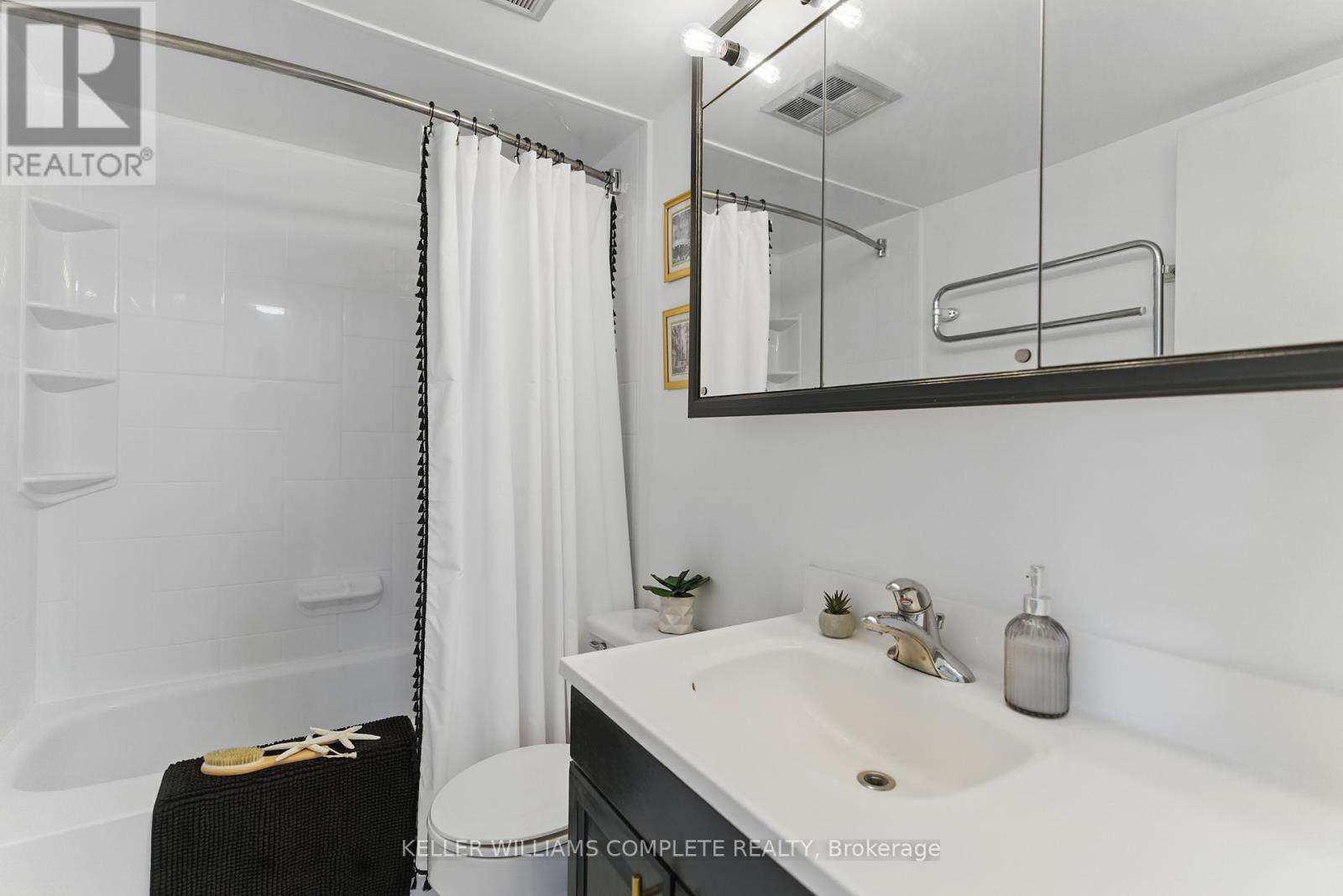 1205 - 3700 Kaneff Crescent, Mississauga (City Centre), Ontario  L5A 4B8 - Photo 12 - W12217086