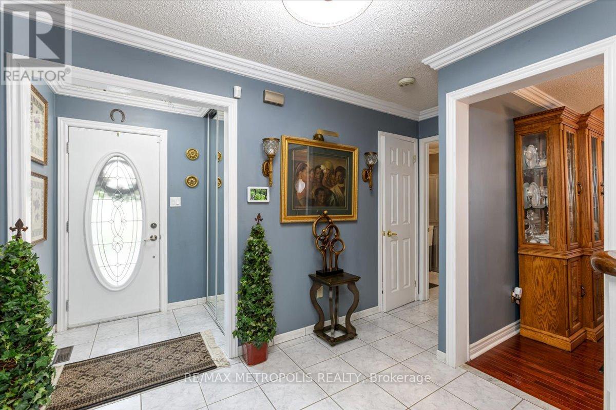42 Silverstream Road, Brampton, Ontario  L6Z 3W4 - Photo 5 - W12217102