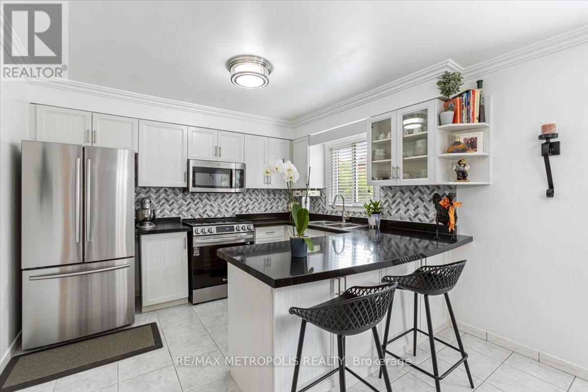42 Silverstream Road, Brampton, Ontario  L6Z 3W4 - Photo 8 - W12217102