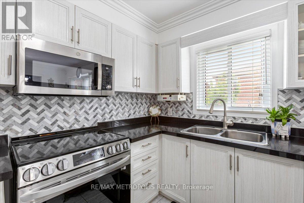 42 Silverstream Road, Brampton, Ontario  L6Z 3W4 - Photo 9 - W12217102