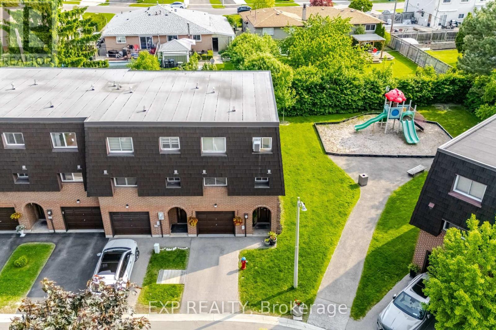 136 Darras Court, Brampton, Ontario  L6T 1W7 - Photo 4 - W12217155