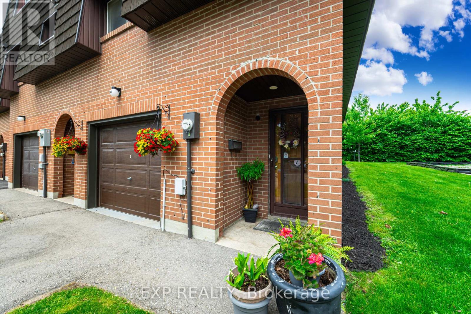 136 Darras Court, Brampton, Ontario  L6T 1W7 - Photo 5 - W12217155