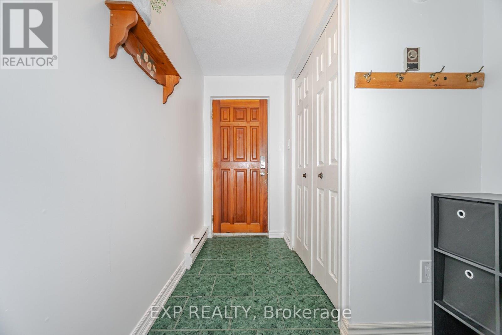 136 Darras Court, Brampton, Ontario  L6T 1W7 - Photo 7 - W12217155