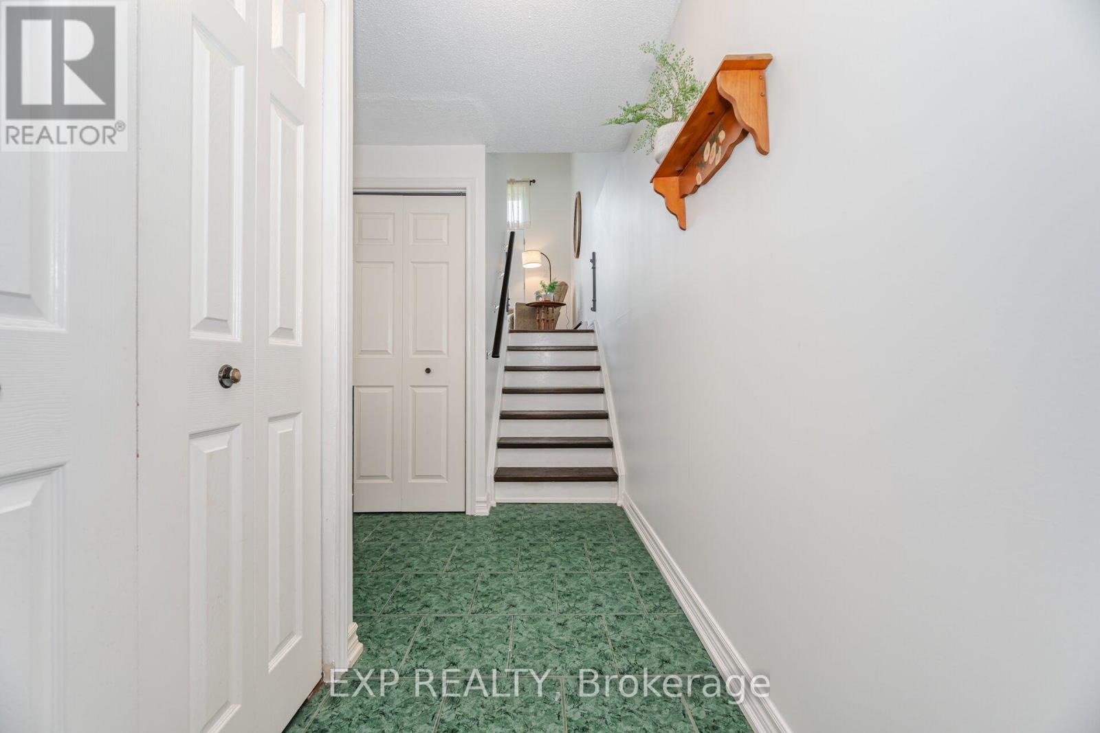 136 Darras Court, Brampton, Ontario  L6T 1W7 - Photo 8 - W12217155
