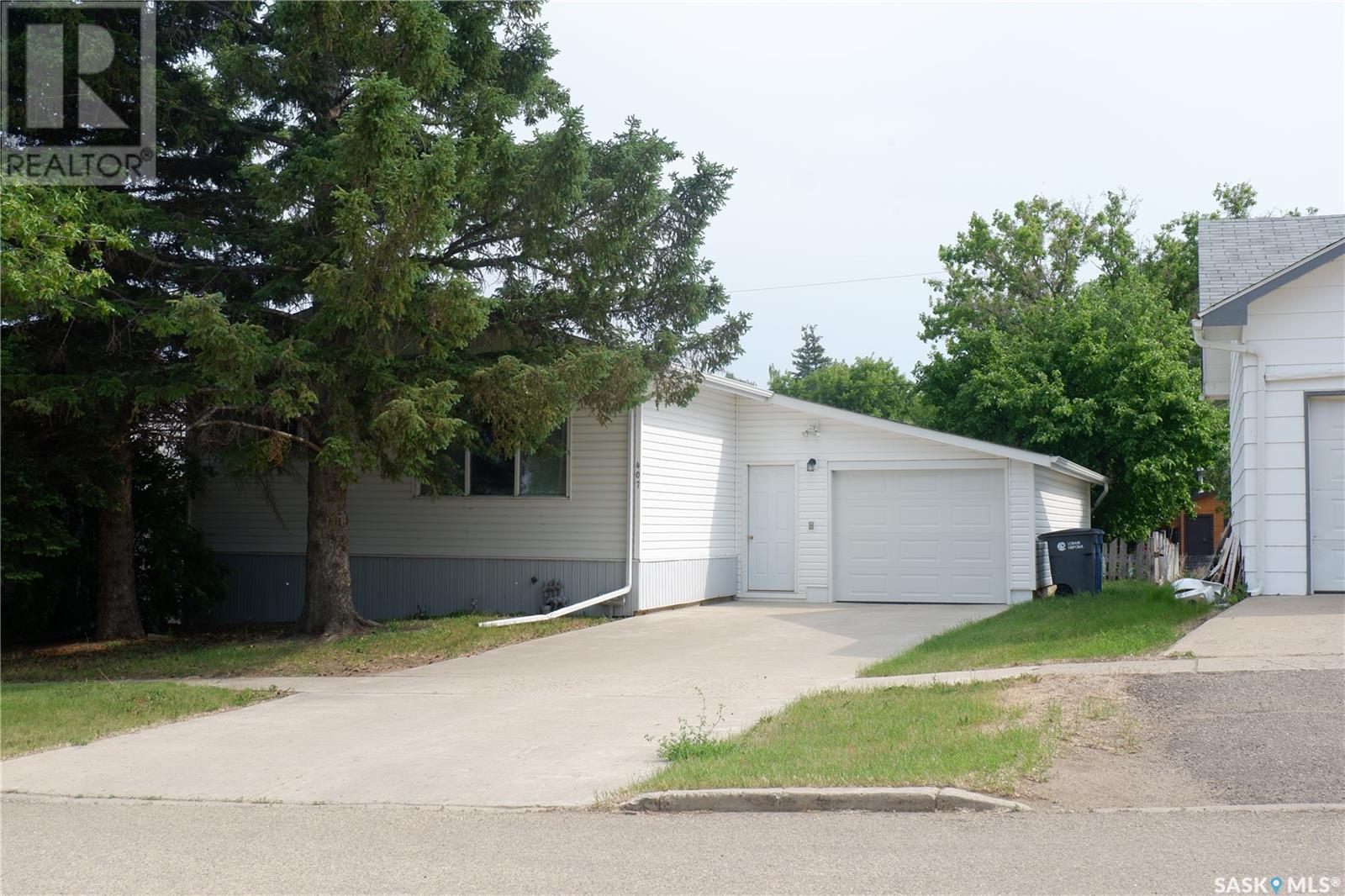407 3rd AVENUE W, Assiniboia, Saskatchewan
