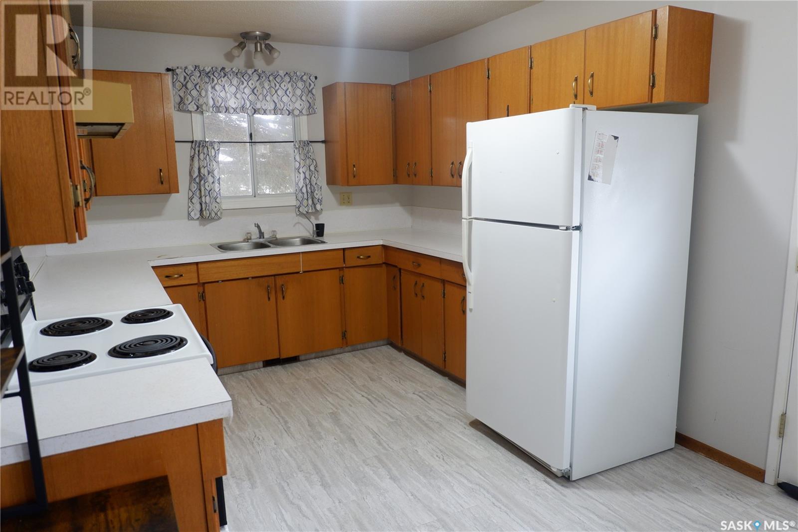 407 3rd Avenue W, Assiniboia, Saskatchewan  S0H 0B0 - Photo 2 - SK009190