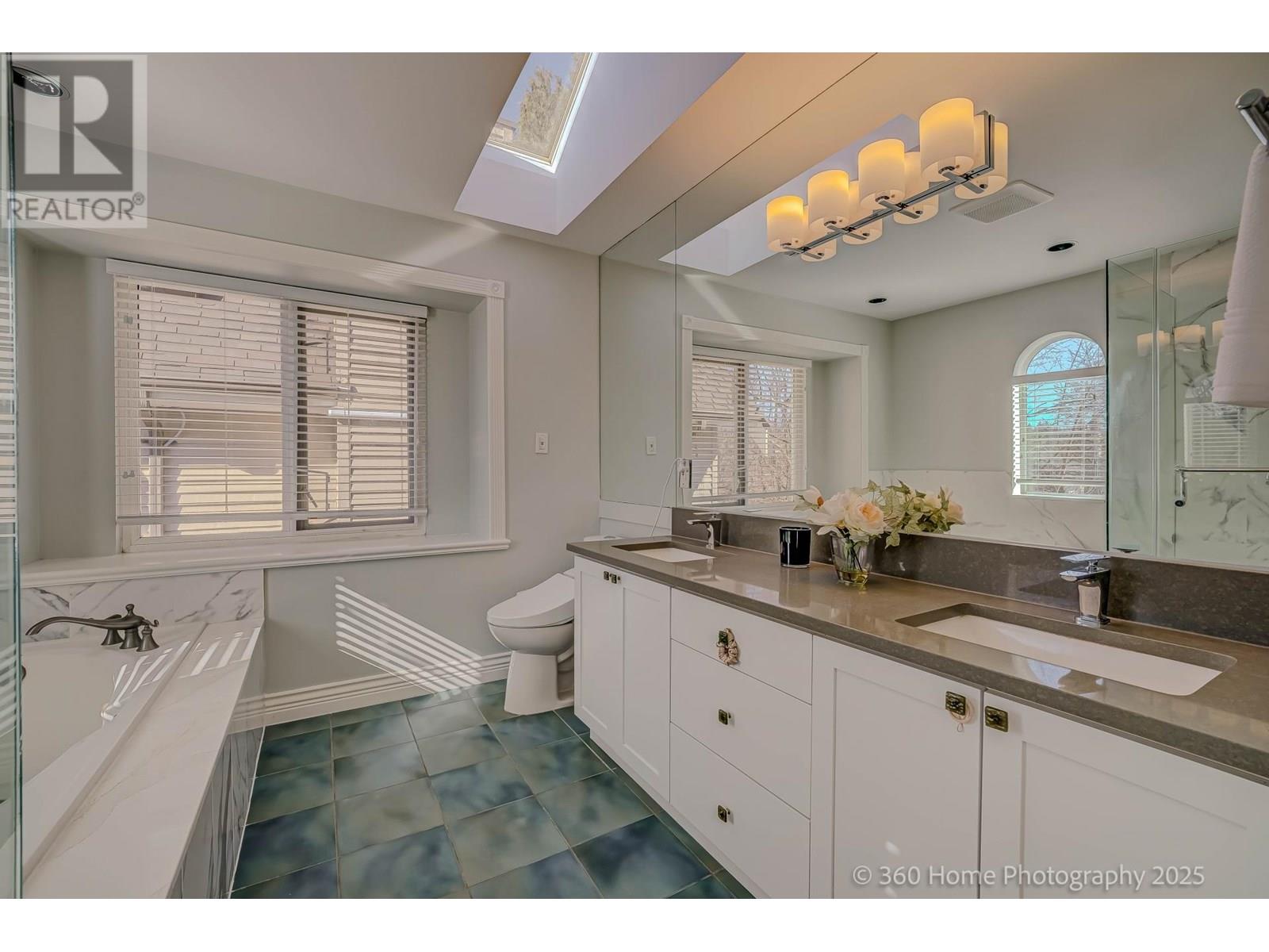 Listing Picture 13 of 31 : 4203 W 14TH AVENUE, Vancouver / 溫哥華 - 魯藝地產 Yvonne Lu Group - MLS Medallion Club Member