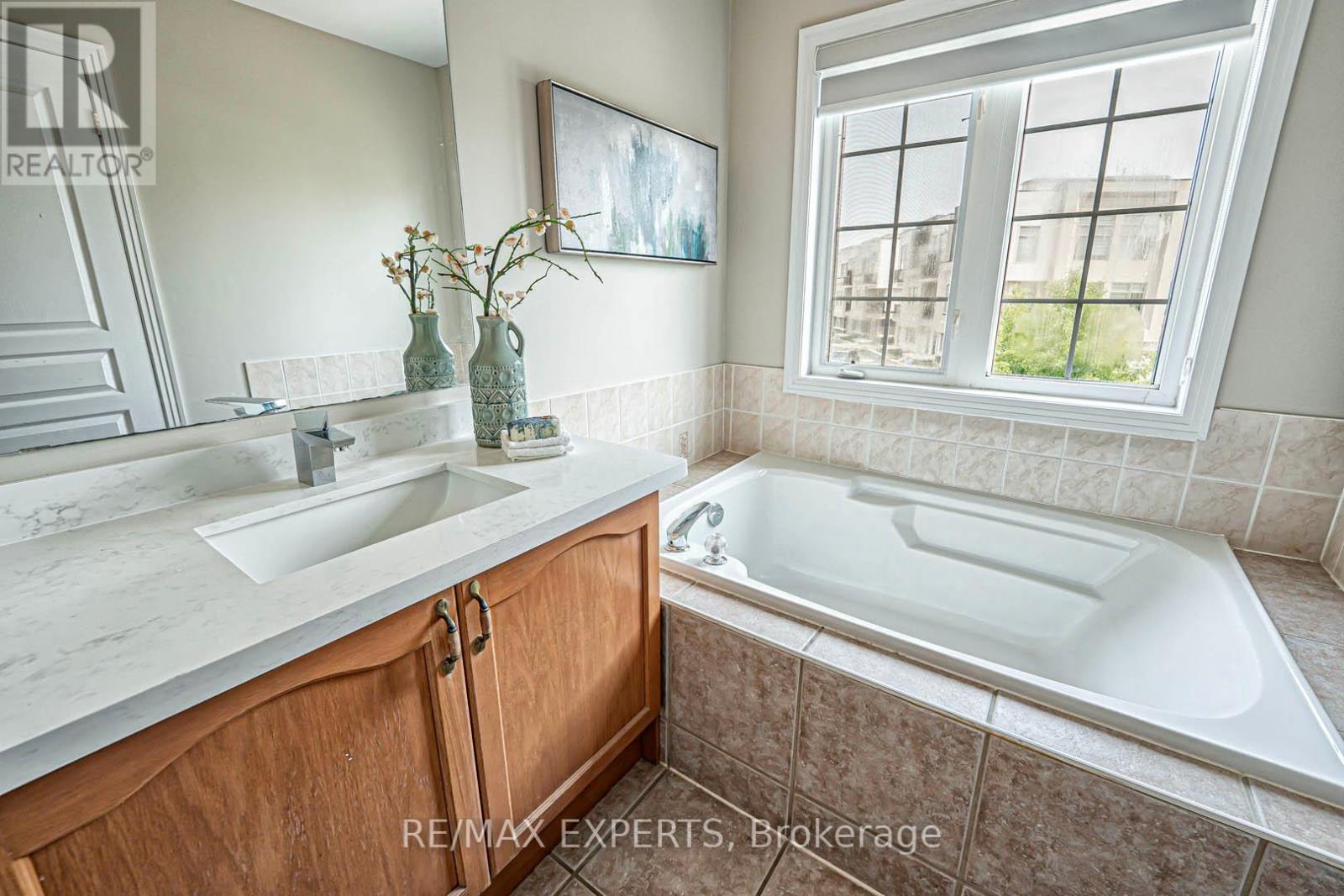 187 Hopecrest Road, Markham, Ontario  L6C 2V6 - Photo 21 - N12195900
