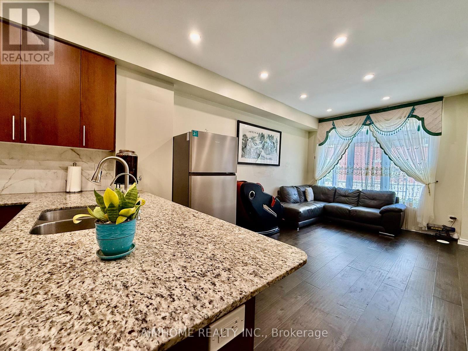 9 - 4 Eaton Park Lane, Toronto (L'amoreaux), Ontario  M1W 0A5 - Photo 4 - E12217309