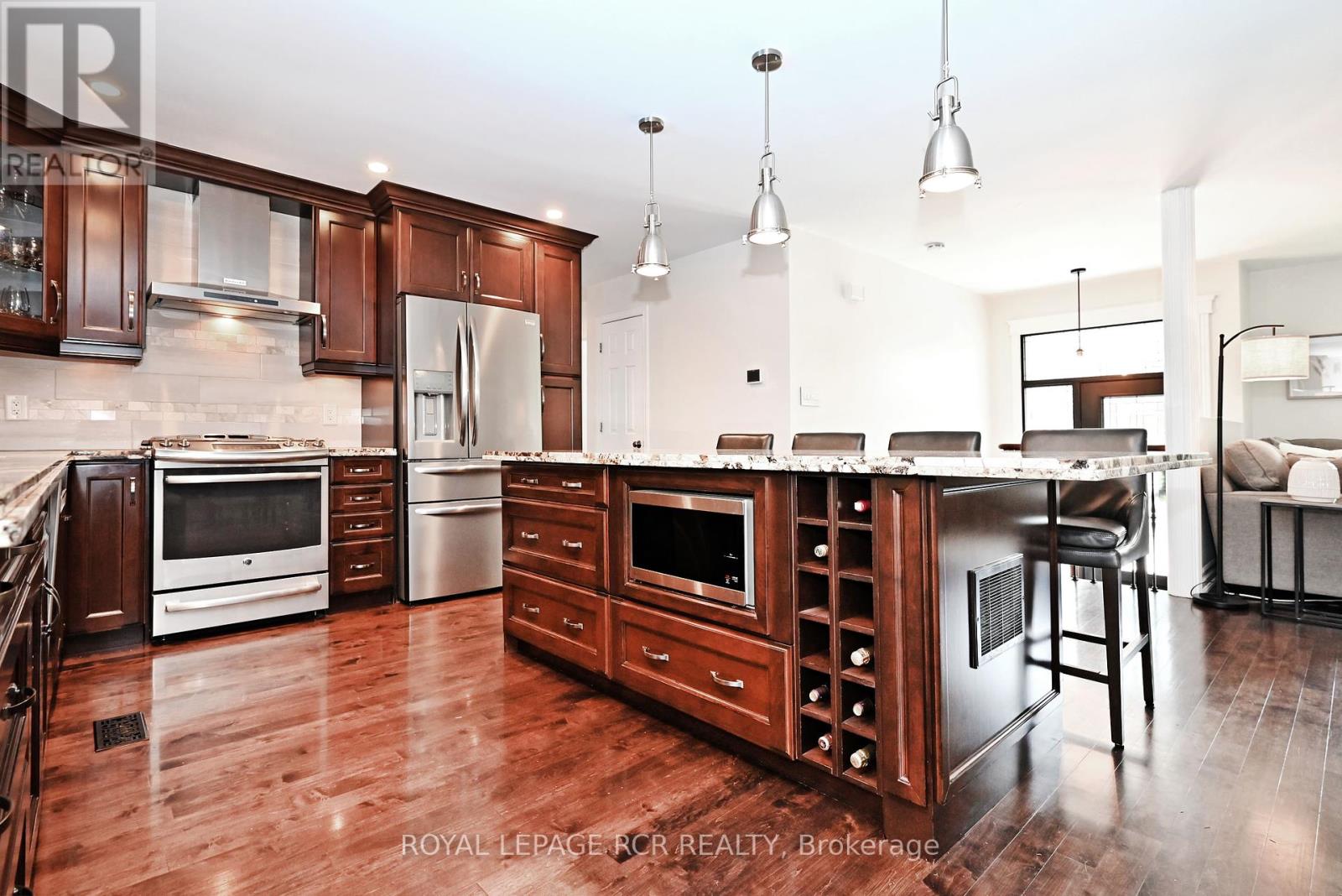 350 Borden Avenue, Newmarket (Central Newmarket), Ontario  L3Y 5B9 - Photo 13 - N12217328