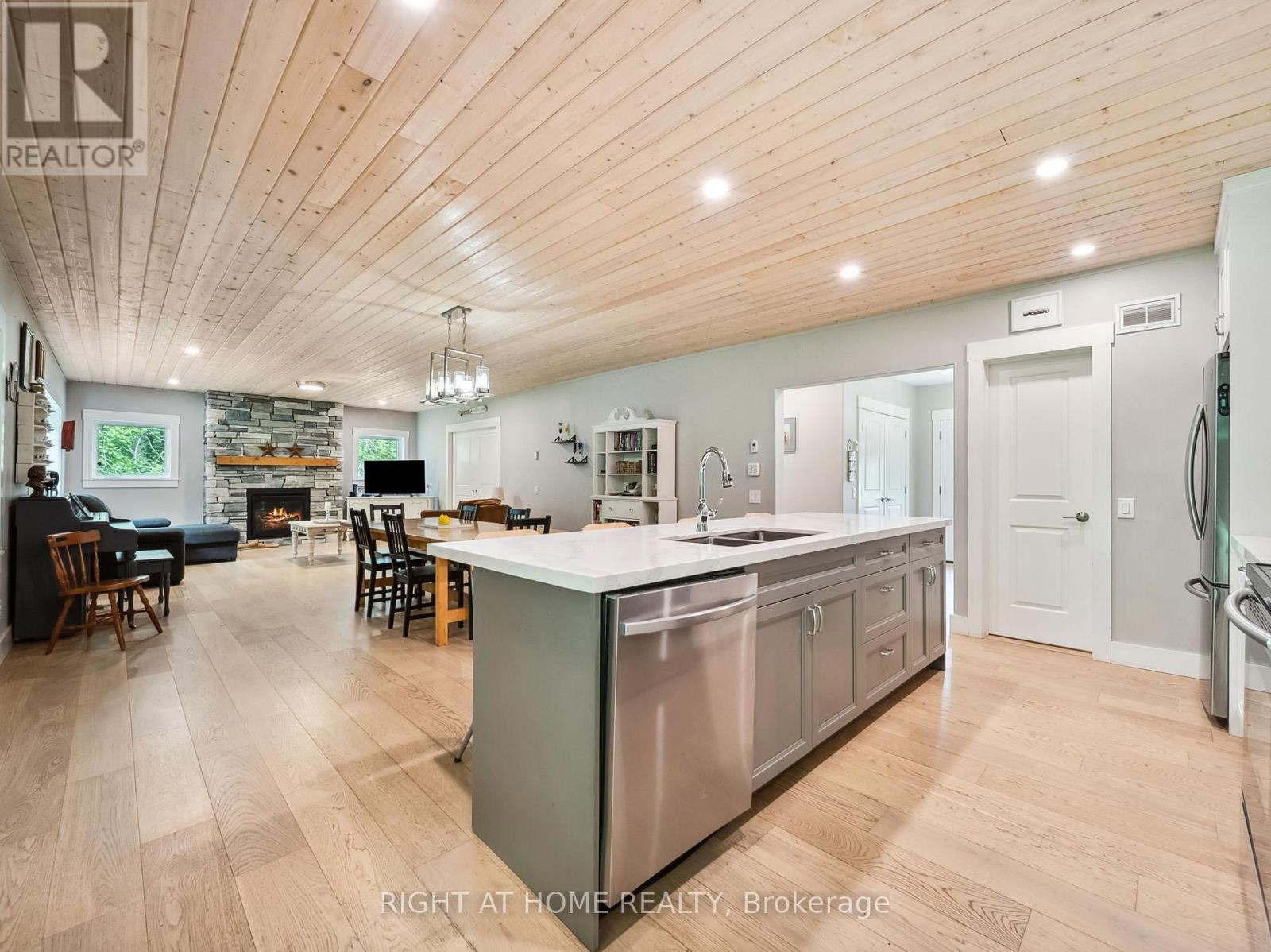 4098 Cambrian Road, Severn, Ontario  L0K 2B0 - Photo 5 - S12217243