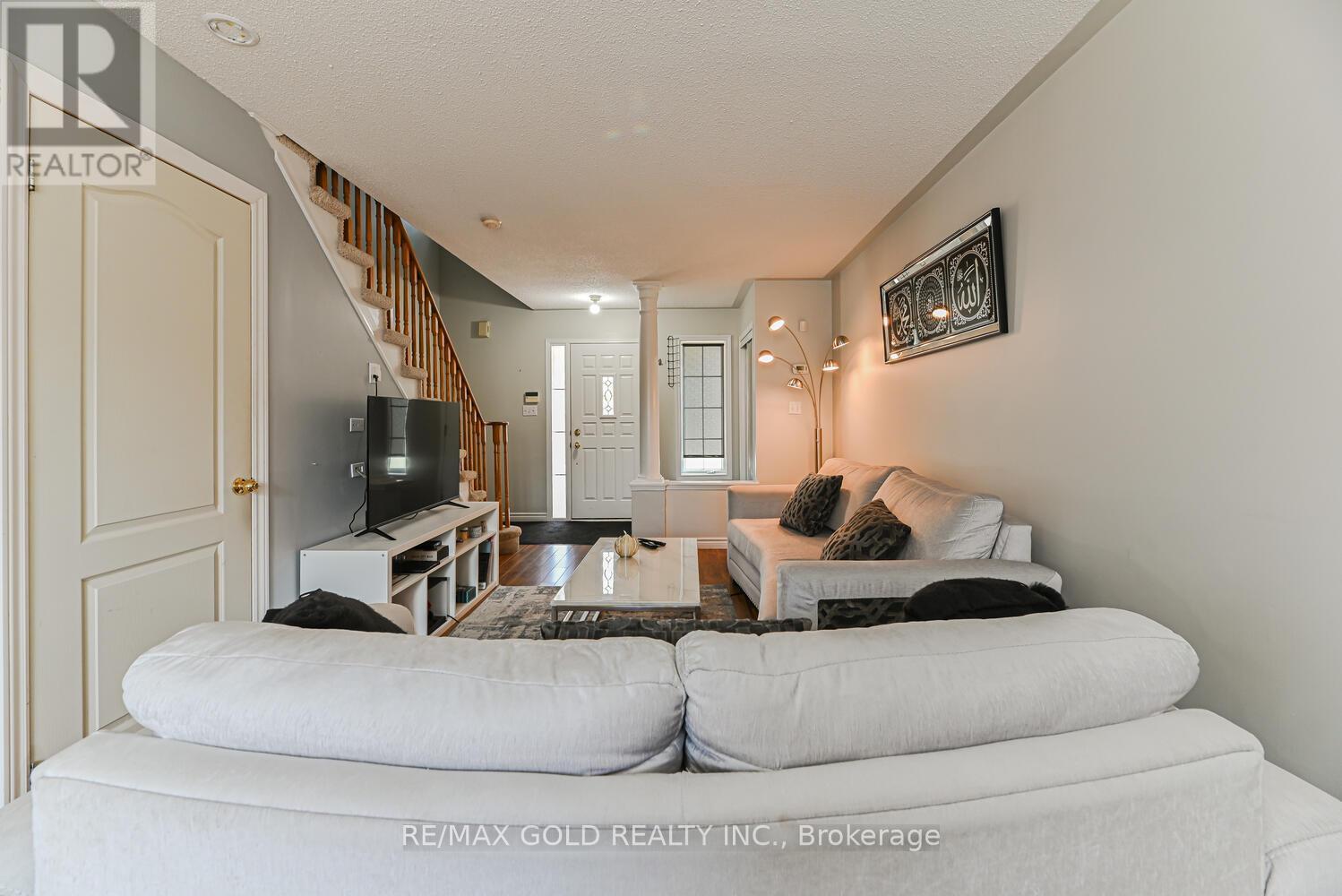 14 Topiary Lane, Brampton (Fletcher's Meadow), Ontario  L7A 2K6 - Photo 8 - W12217200