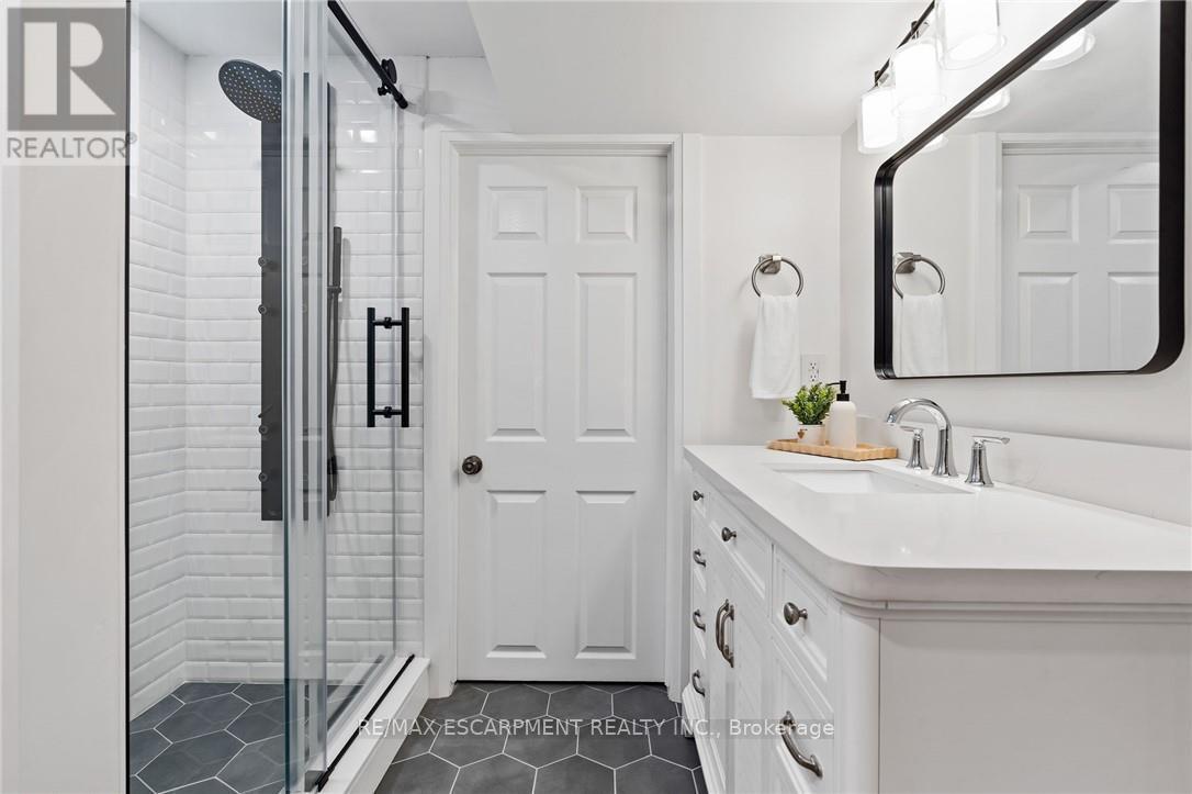 250 Linwood Crescent, Burlington, Ontario  L7L 4A1 - Photo 32 - W12217326