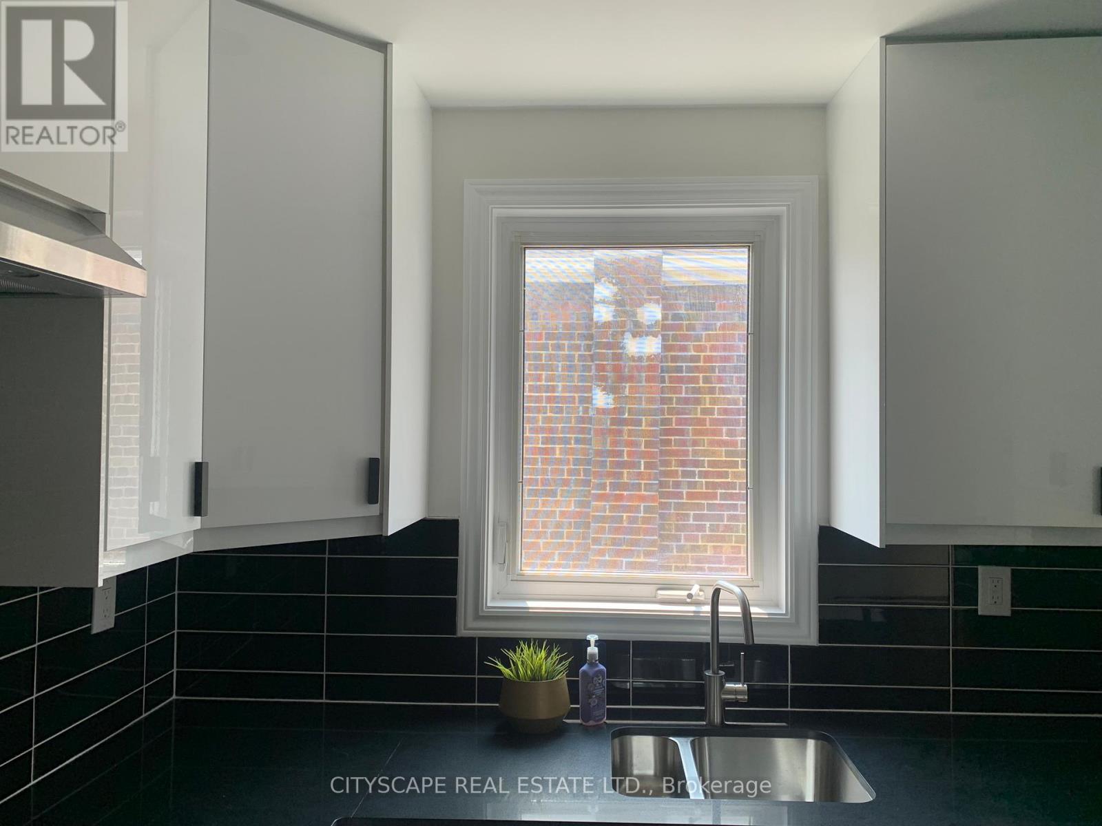 50 Stephen Drive, Toronto (Stonegate-Queensway), Ontario  M8Y 3M6 - Photo 8 - W12217340