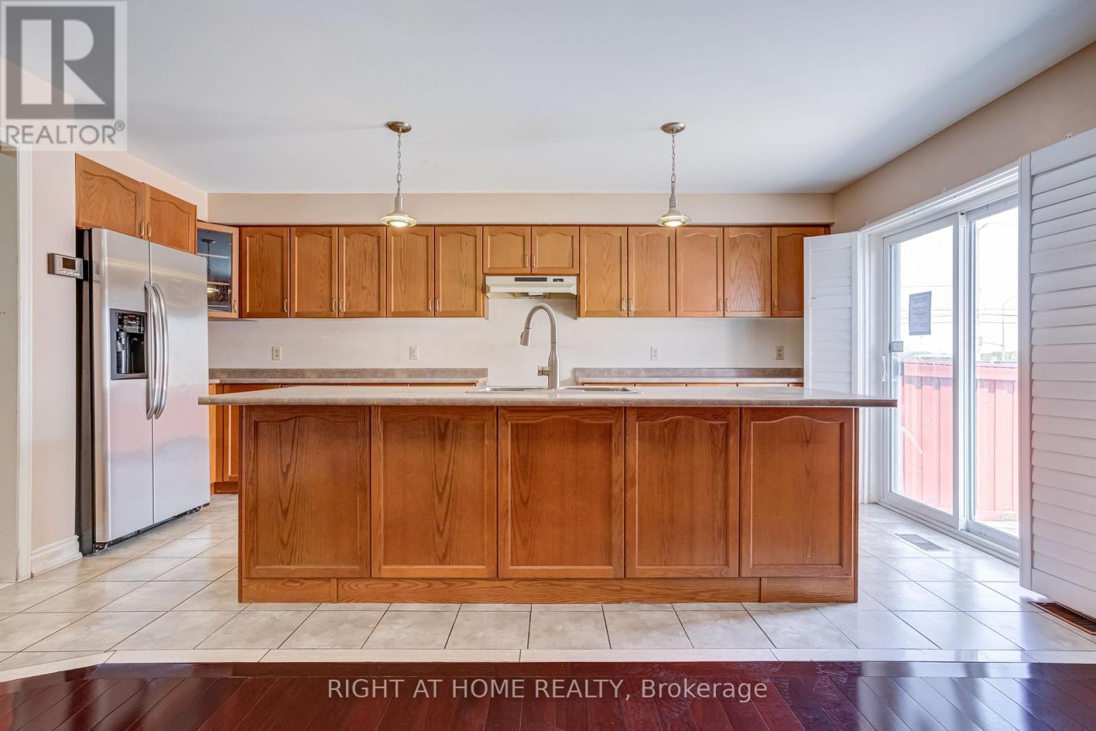 19 Peachill Court, Brampton (Bram East), Ontario  L6P 3E6 - Photo 8 - W12217354