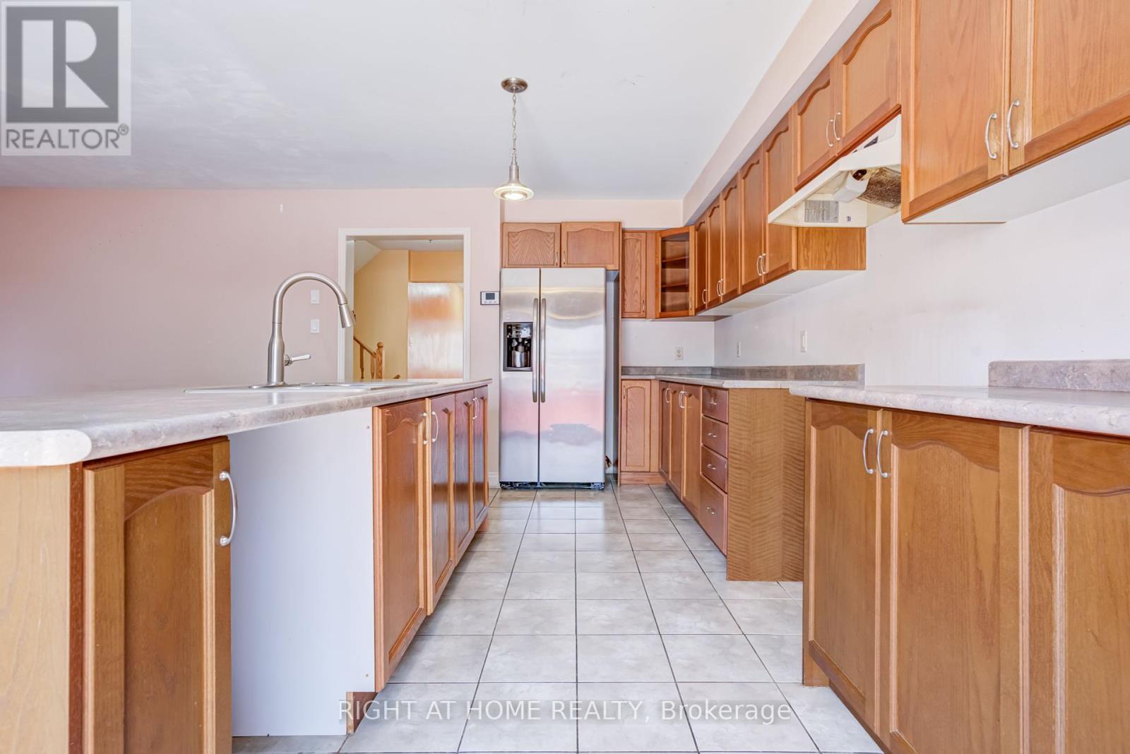 19 Peachill Court, Brampton (Bram East), Ontario  L6P 3E6 - Photo 9 - W12217354