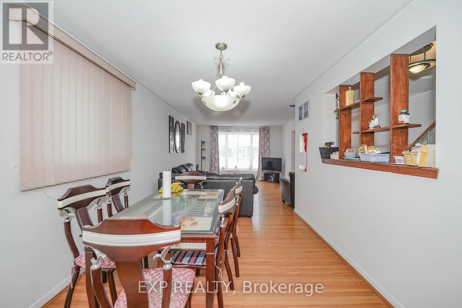23 Cloverdale Drive, Brampton (Avondale), Ontario  L6T 2T5 - Photo 11 - W12217358