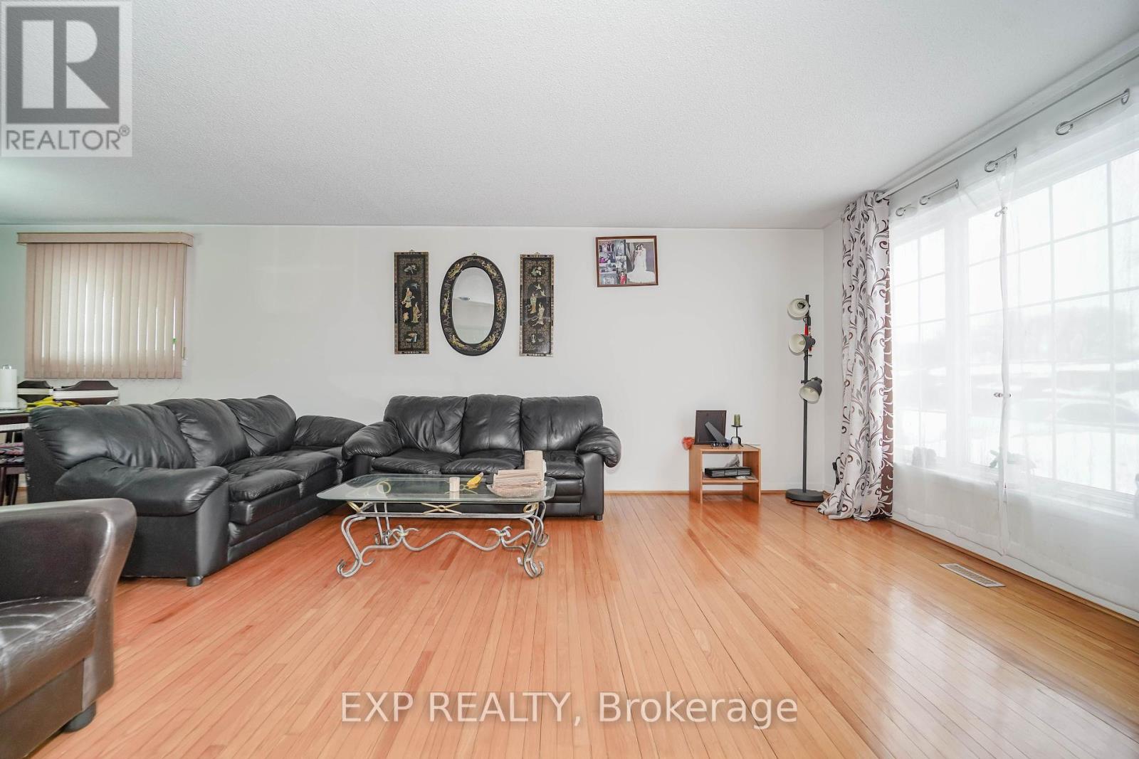 23 Cloverdale Drive, Brampton (Avondale), Ontario  L6T 2T5 - Photo 8 - W12217358