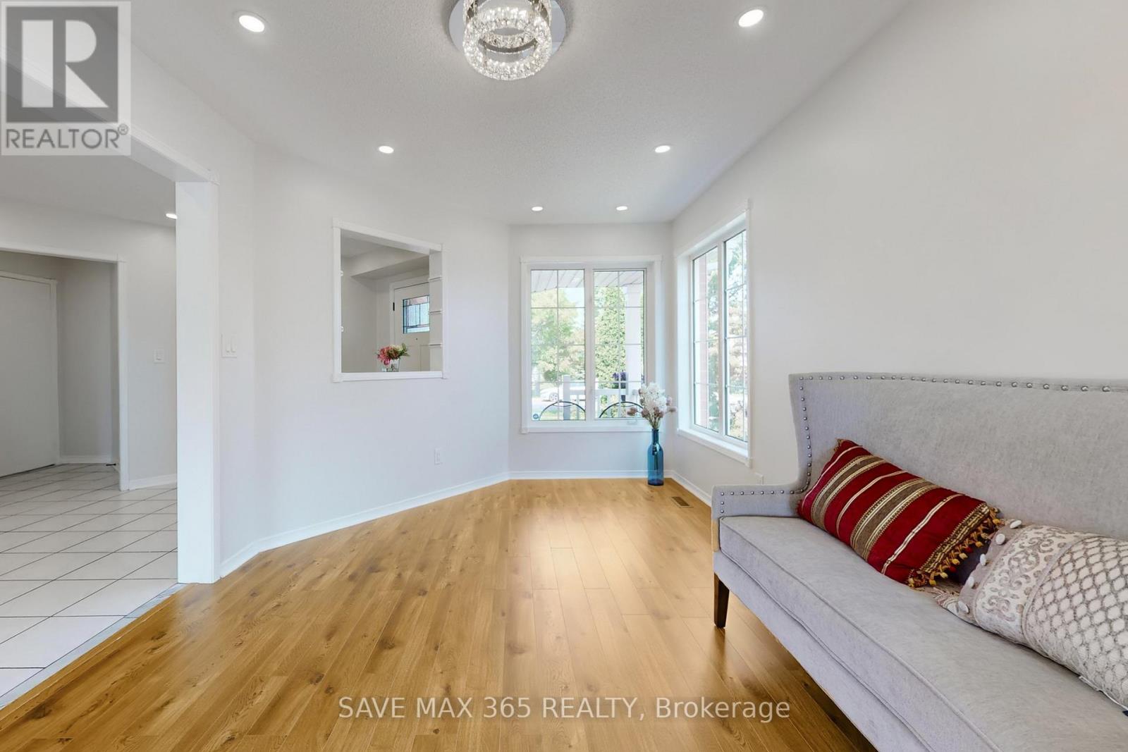 5550 Bollington Drive, Mississauga (East Credit), Ontario  L5V 2H4 - Photo 8 - W12217372