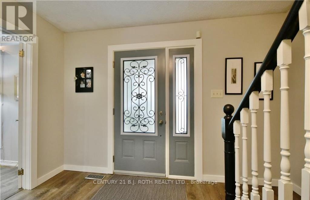32 Wattie Road, Springwater, Ontario  L9X 0P7 - Photo 5 - S12204312
