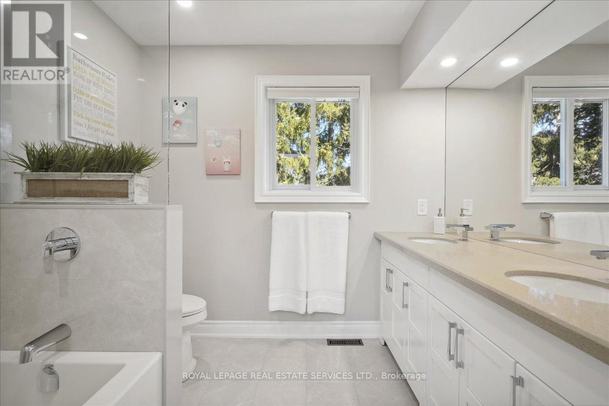 1141 Vicki Lane, Mississauga, Ontario  L5C 2X9 - Photo 27 - W12169128