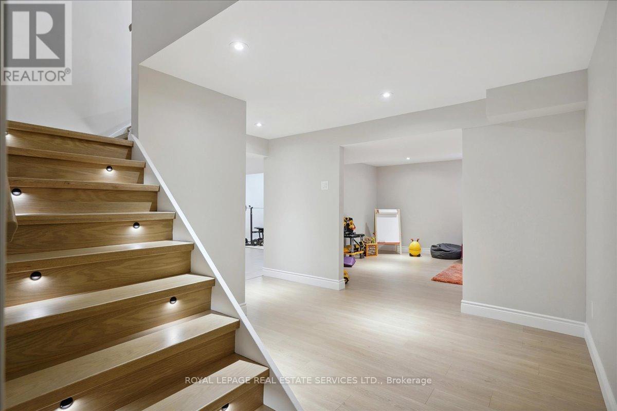 1141 Vicki Lane, Mississauga, Ontario  L5C 2X9 - Photo 29 - W12169128