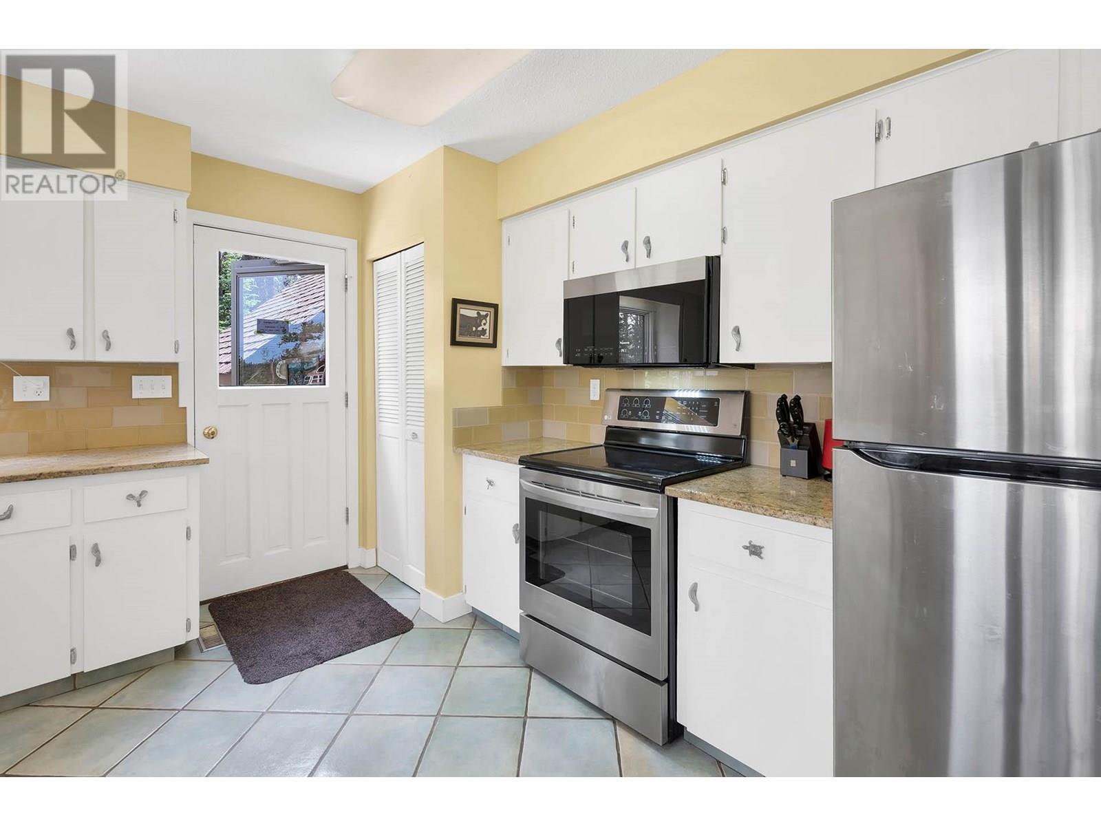3876 Lookout Road, Kamloops, British Columbia  V1S 1Y8 - Photo 11 - 10351993