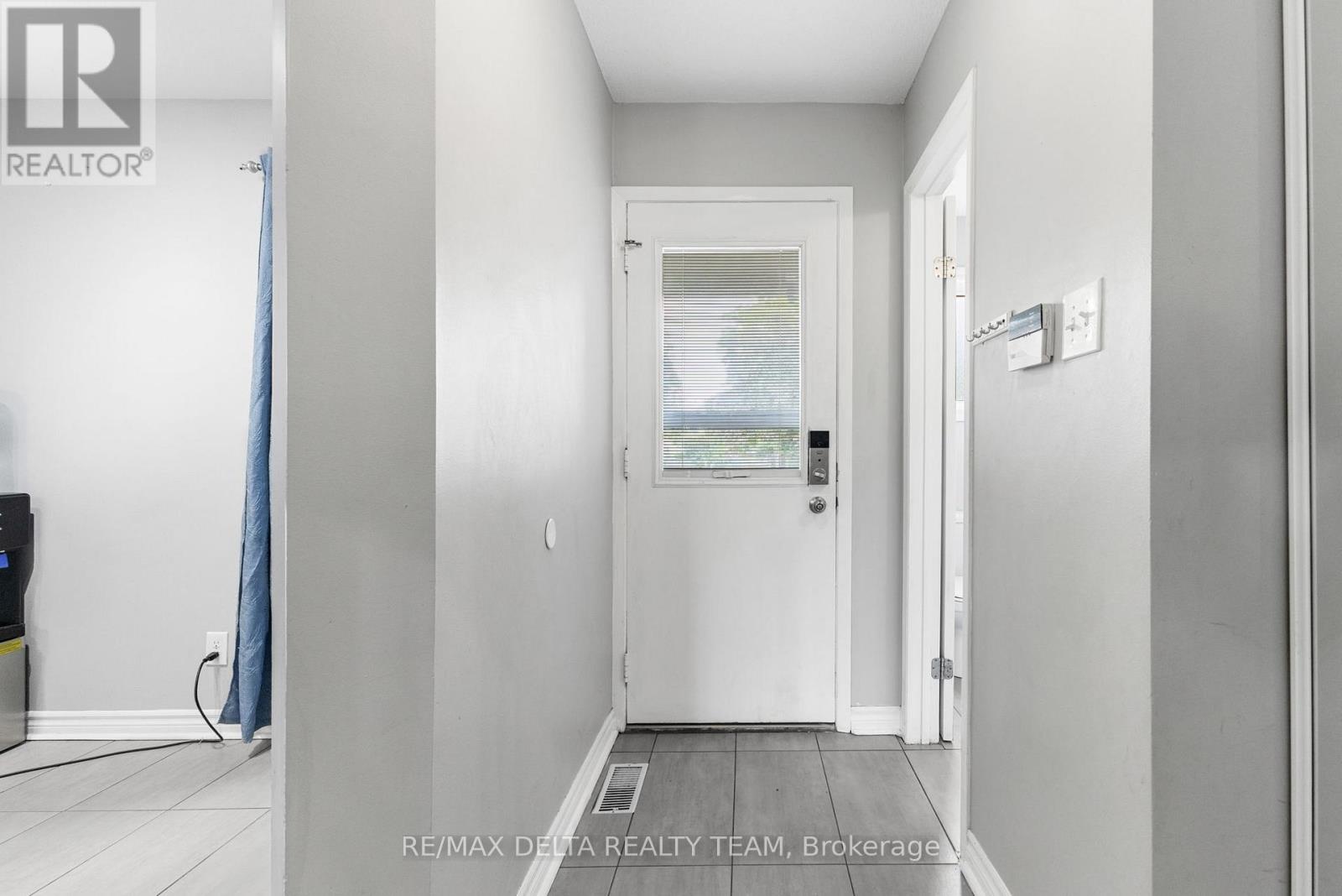 1401 Coulter Place, Ottawa, Ontario  K1E 3H9 - Photo 2 - X12217407