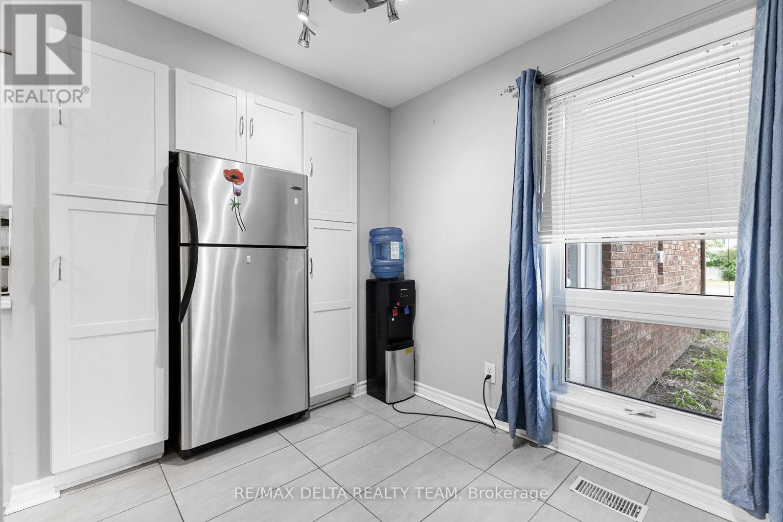 1401 Coulter Place, Ottawa, Ontario  K1E 3H9 - Photo 4 - X12217407