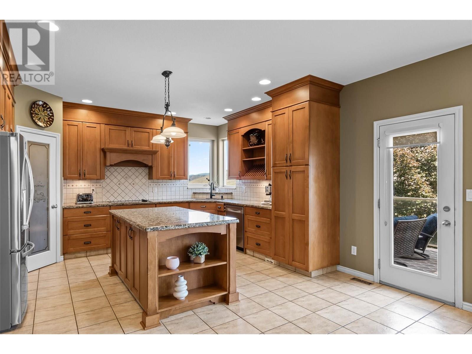 877 Quail Drive, Kamloops, British Columbia  V2B 8P2 - Photo 8 - 10351475