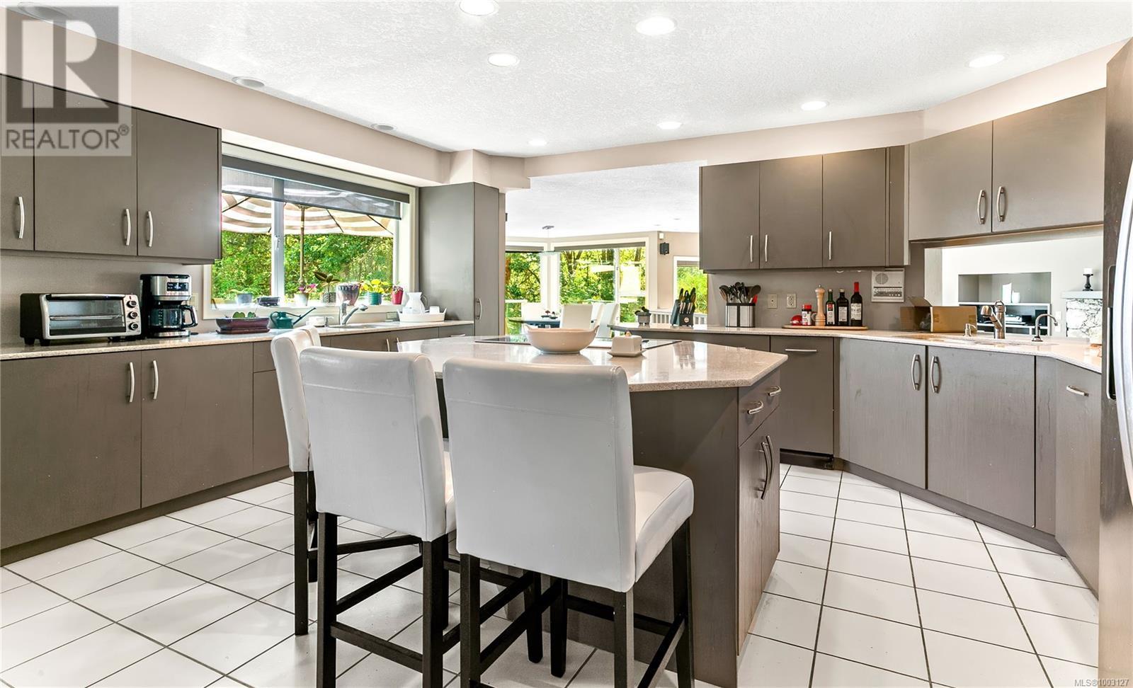 Property at 8152 Woodwyn Terr image 4