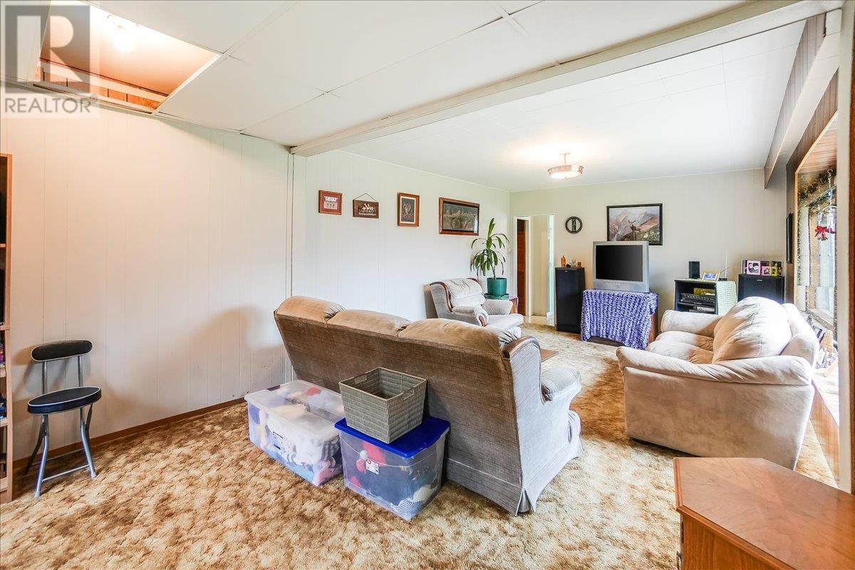 3601 3rd Avenue, Castlegar, British Columbia  V1N 2R7 - Photo 10 - 10352032