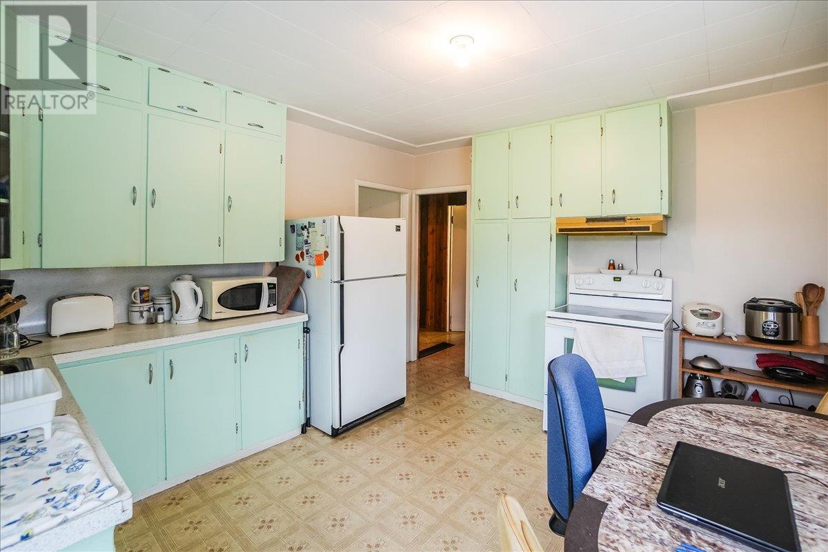 3601 3rd Avenue, Castlegar, British Columbia  V1N 2R7 - Photo 14 - 10352032
