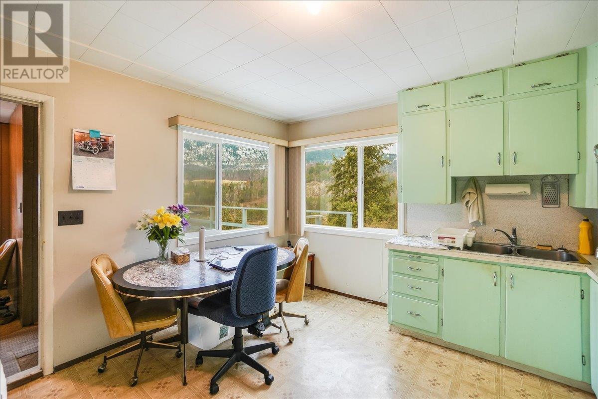 3601 3rd Avenue, Castlegar, British Columbia  V1N 2R7 - Photo 15 - 10352032