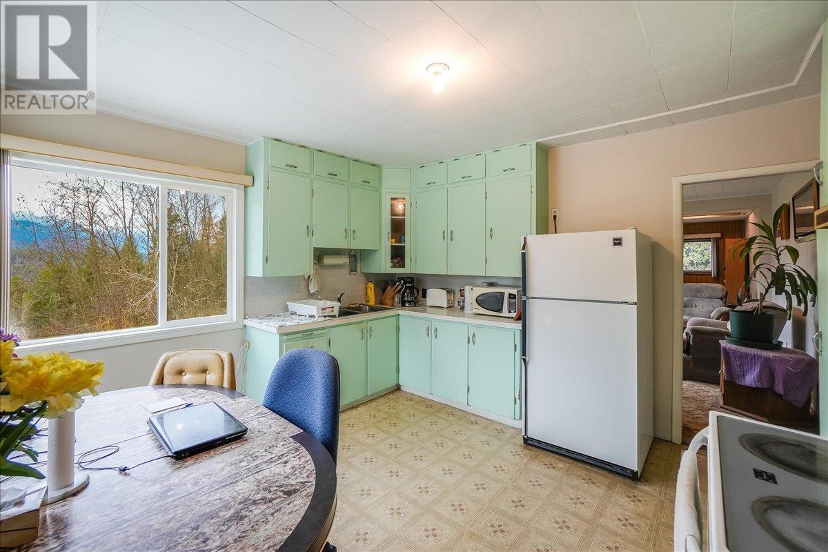 3601 3rd Avenue, Castlegar, British Columbia  V1N 2R7 - Photo 17 - 10352032