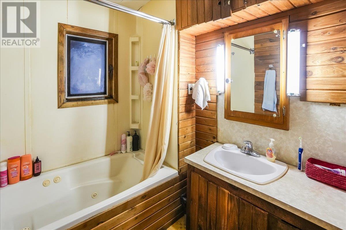 3601 3rd Avenue, Castlegar, British Columbia  V1N 2R7 - Photo 20 - 10352032