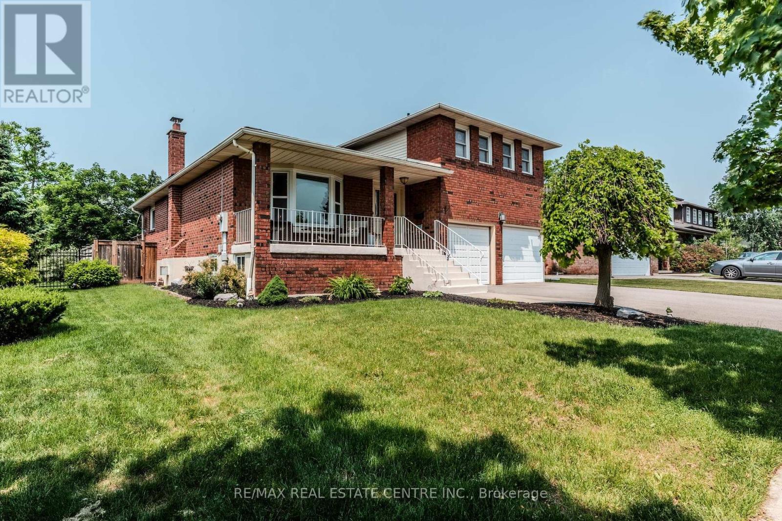 22 Hillside Drive, Halton Hills (Georgetown), Ontario  L7G 4W3 - Photo 2 - W12217438