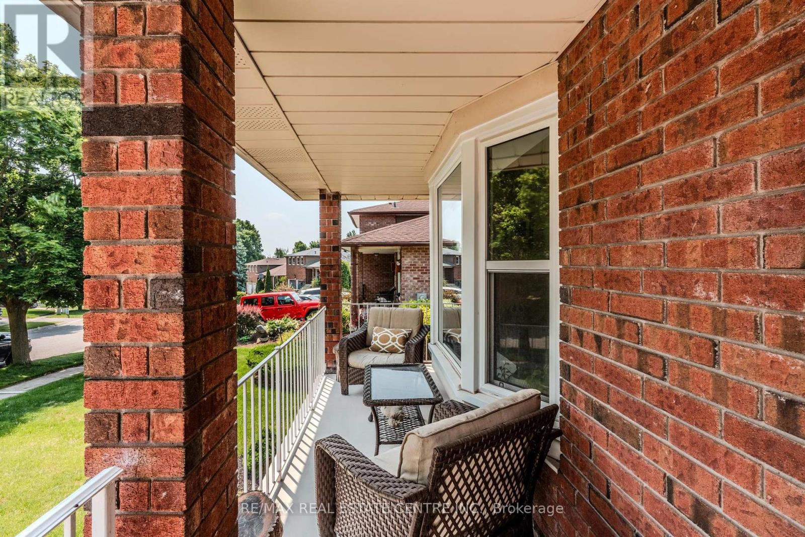 22 Hillside Drive, Halton Hills (Georgetown), Ontario  L7G 4W3 - Photo 4 - W12217438