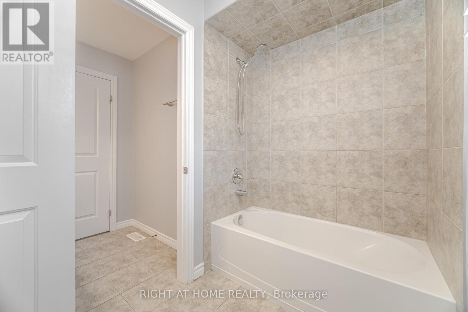 24 Biggar Crescent, Grimsby (Grimsby West), Ontario  L3M 0E3 - Photo 39 - X12217401