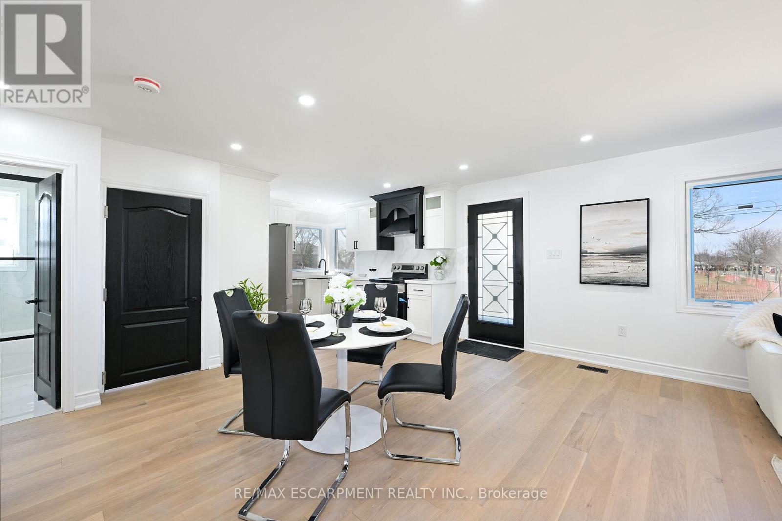 812 Tenth Avenue, Hamilton (Hampton Heights), Ontario  L8T 2G6 - Photo 2 - X12217449