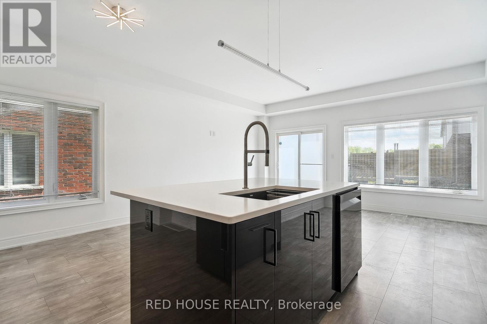 66 Venture Way, Thorold (Rolling Meadows), Ontario  L2V 0H6 - Photo 11 - X12217464