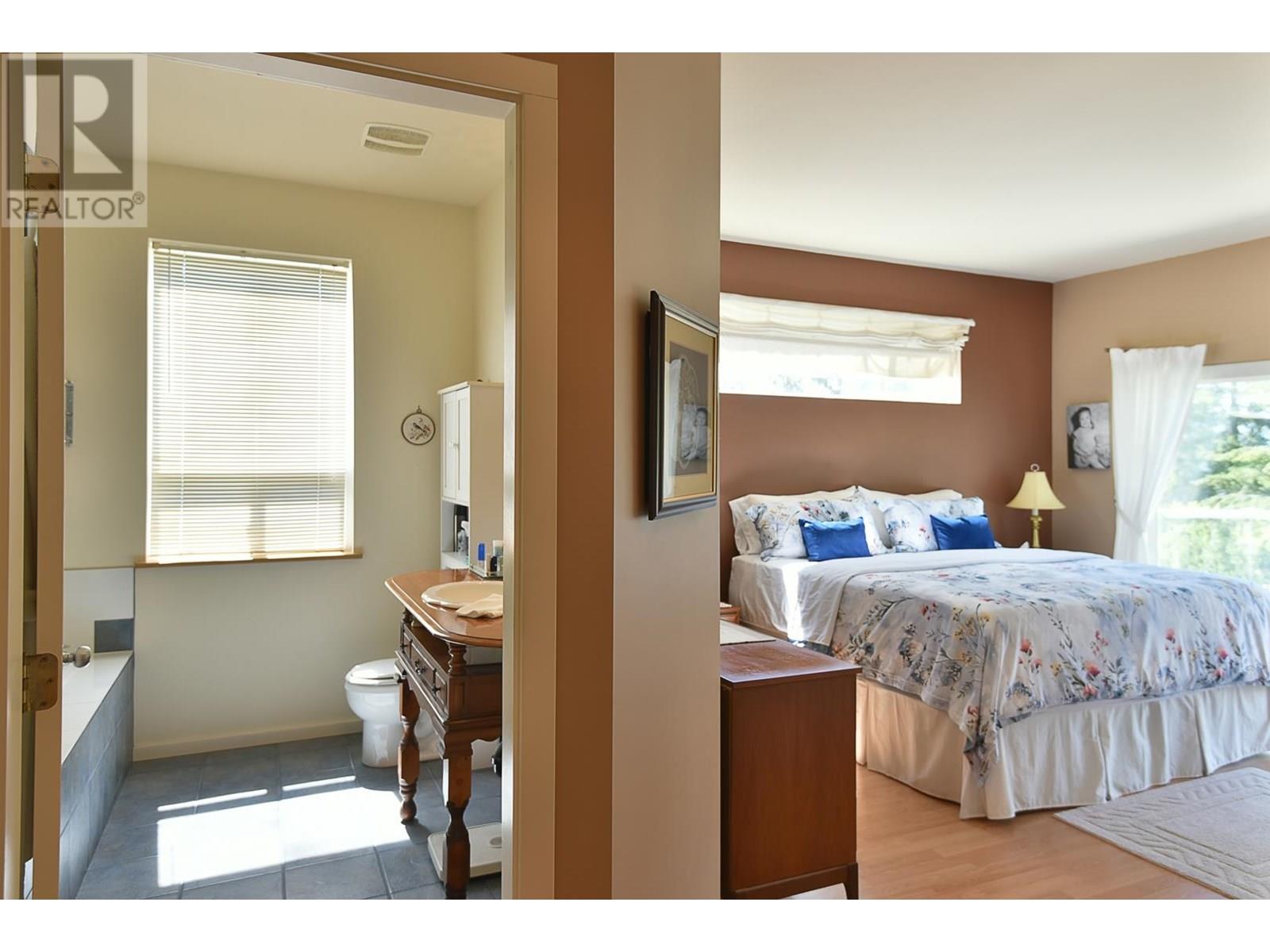 5870 Skookumchuk Road, Sechelt, British Columbia  V7Z 0P3 - Photo 11 - R3015035