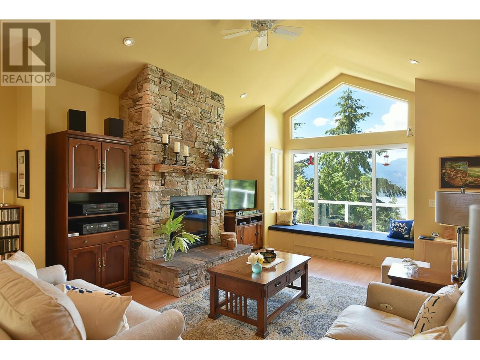 5870 Skookumchuk Road, Sechelt, British Columbia  V7Z 0P3 - Photo 2 - R3015035