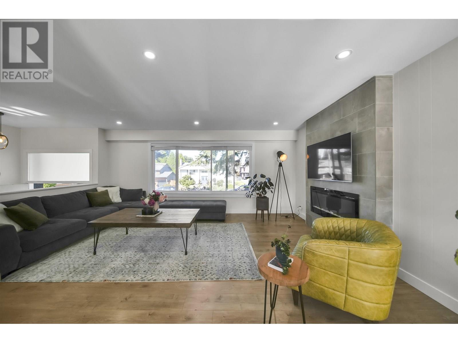 808 Runnymede Avenue, Coquitlam, British Columbia  V3J 2V2 - Photo 3 - R3015052